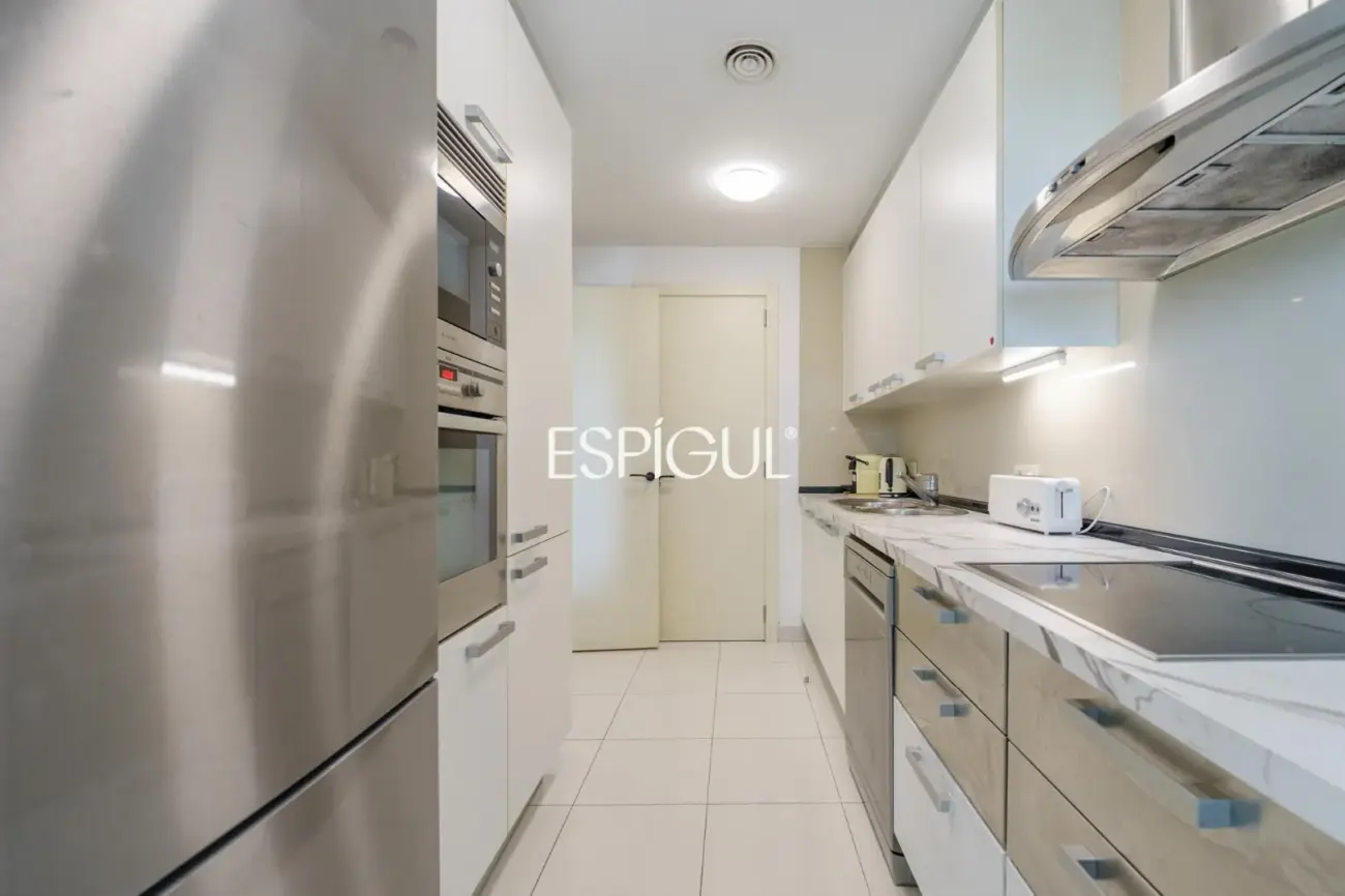 Vivienda con gran terraza y piscina comunitaria junto al mar