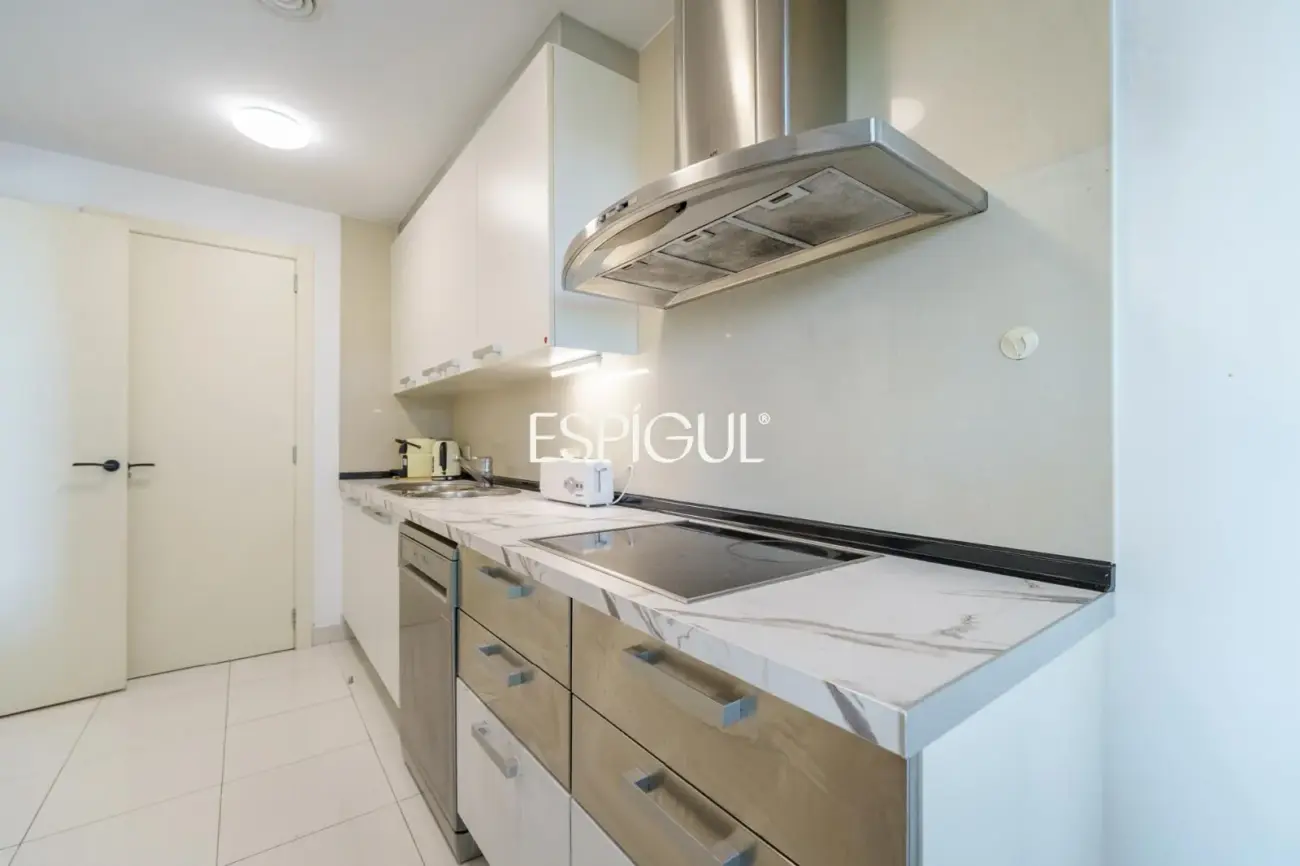 Vivienda con gran terraza y piscina comunitaria junto al mar