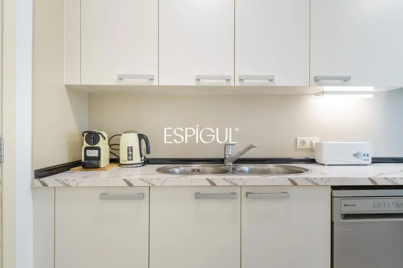 Vivienda con gran terraza y piscina comunitaria junto al mar