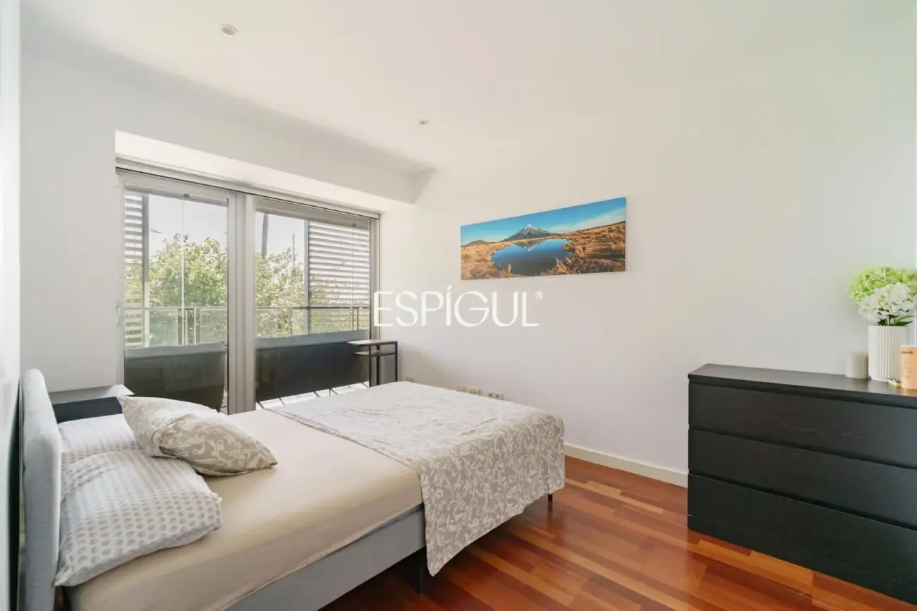 Vivienda con gran terraza y piscina comunitaria junto al mar
