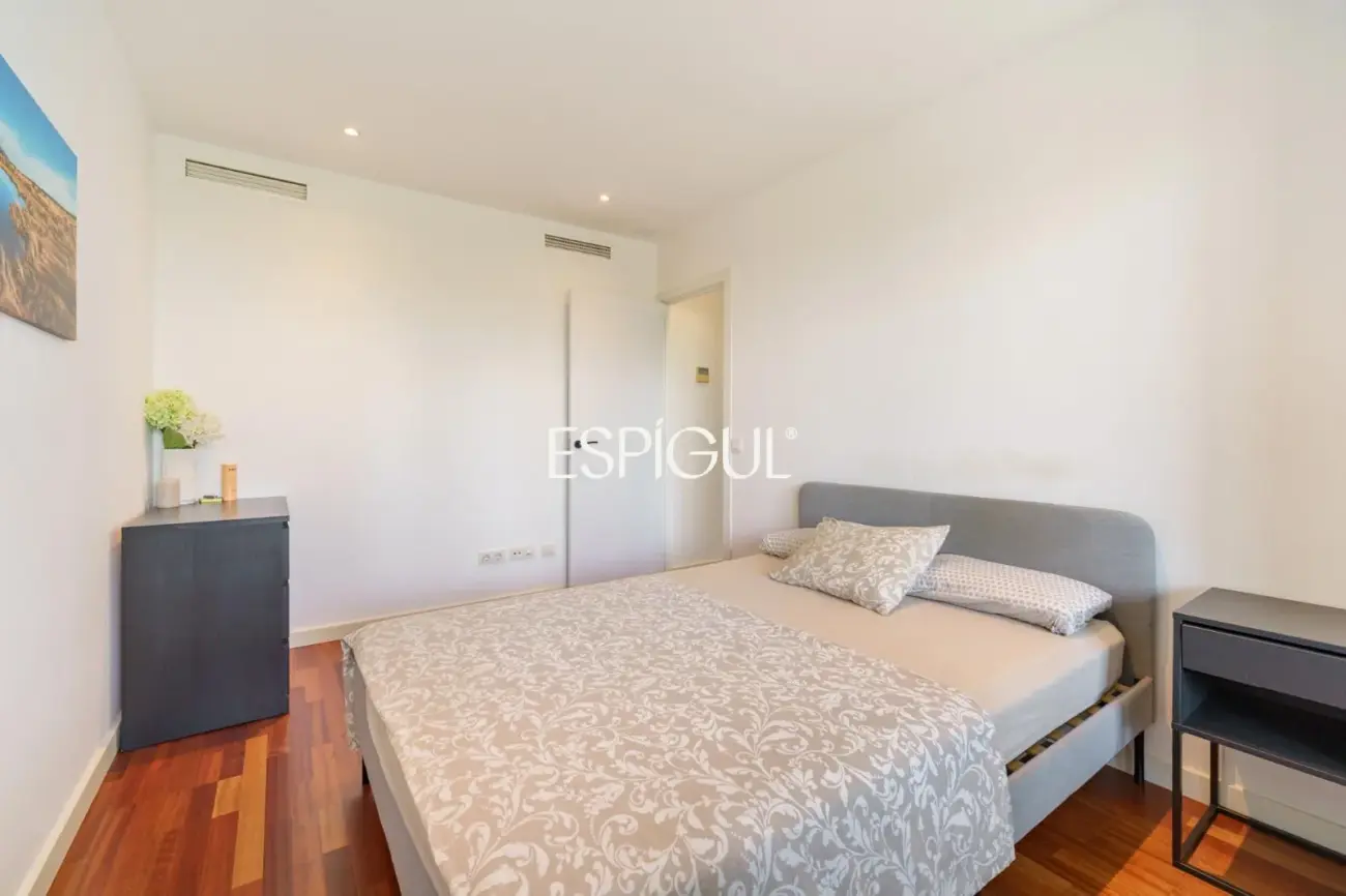 Vivienda con gran terraza y piscina comunitaria junto al mar
