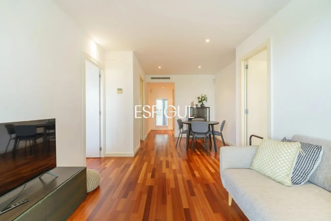 Vivienda con gran terraza y piscina comunitaria junto al mar