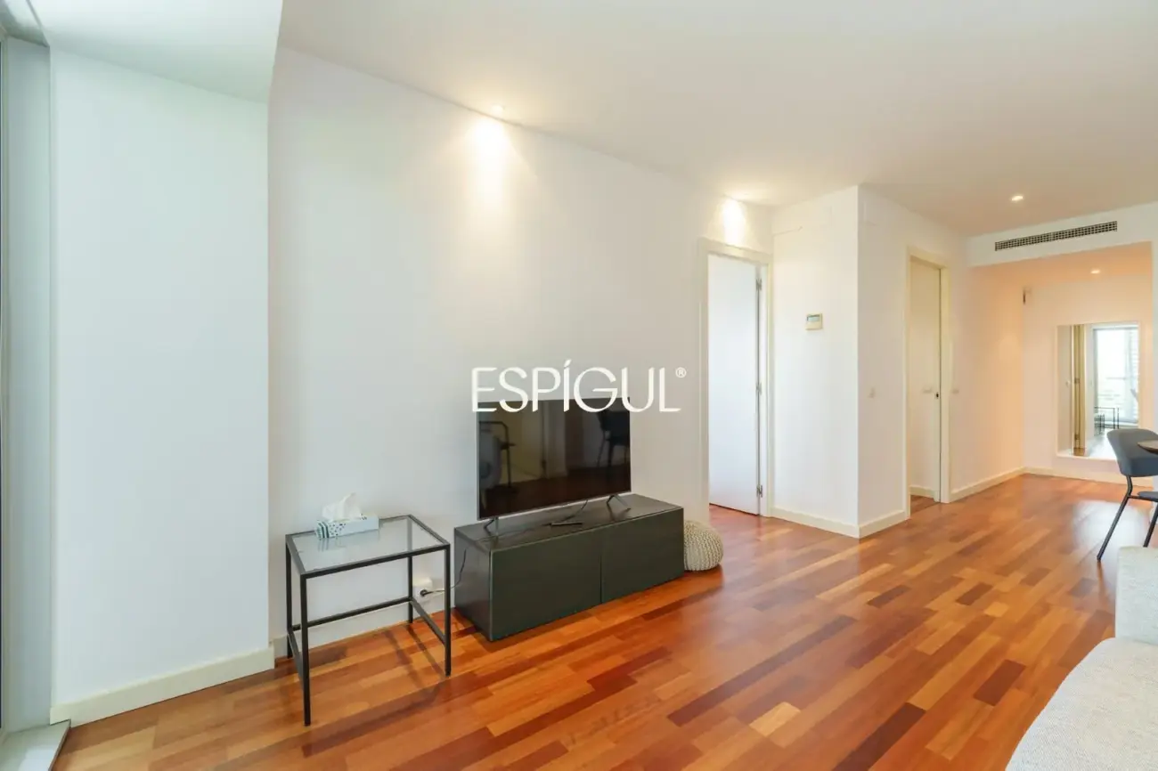 Vivienda con gran terraza y piscina comunitaria junto al mar