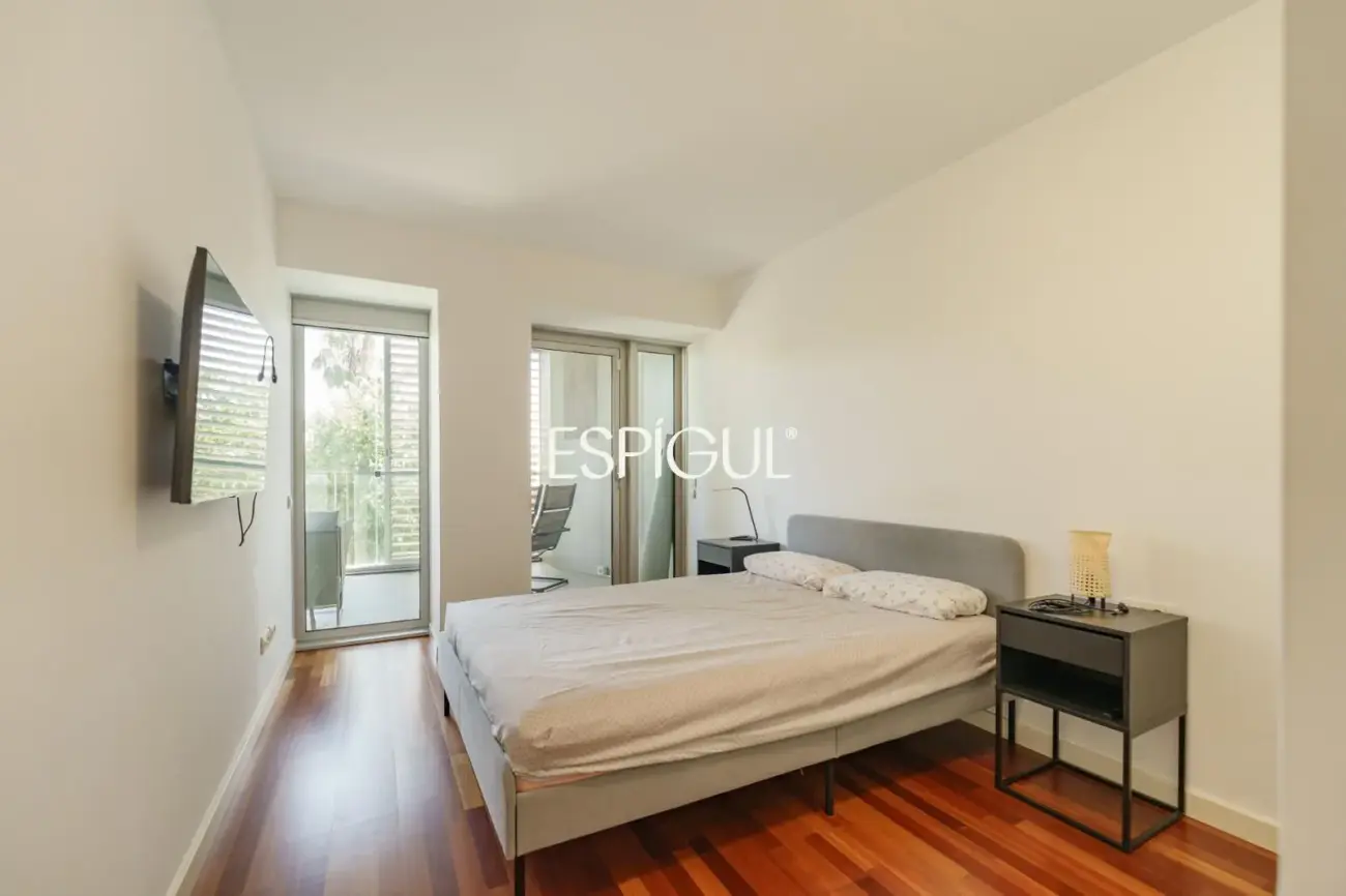 Vivienda con gran terraza y piscina comunitaria junto al mar