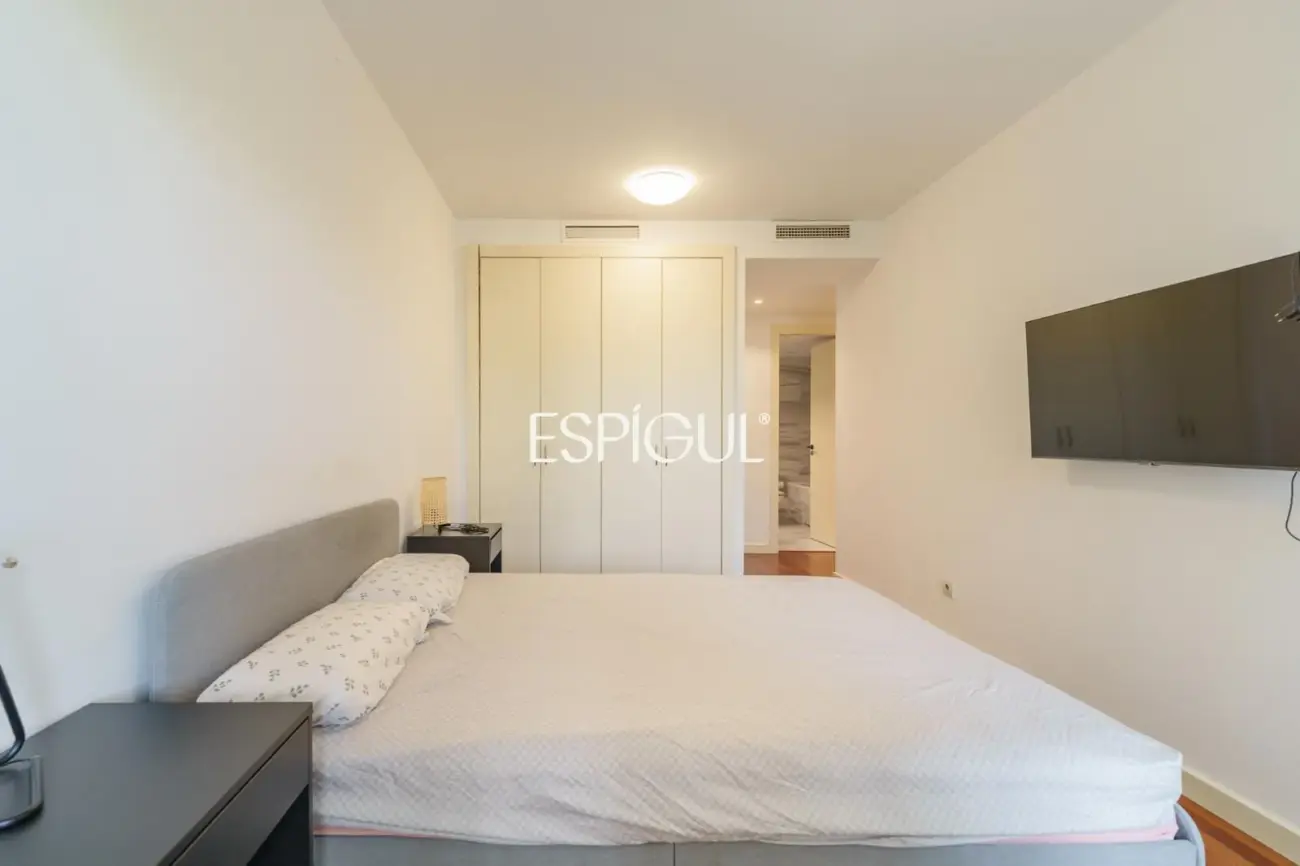 Vivienda con gran terraza y piscina comunitaria junto al mar