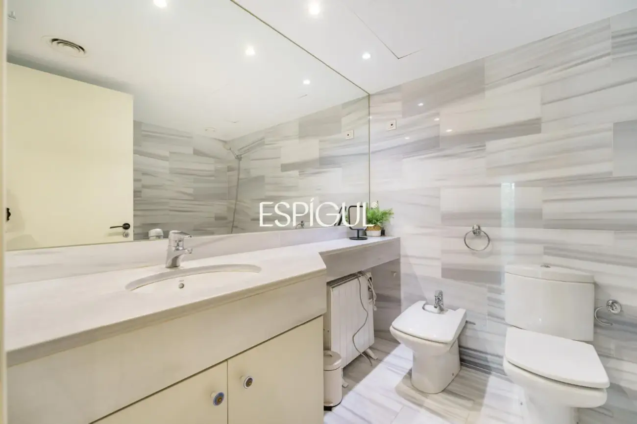 Vivienda con gran terraza y piscina comunitaria junto al mar