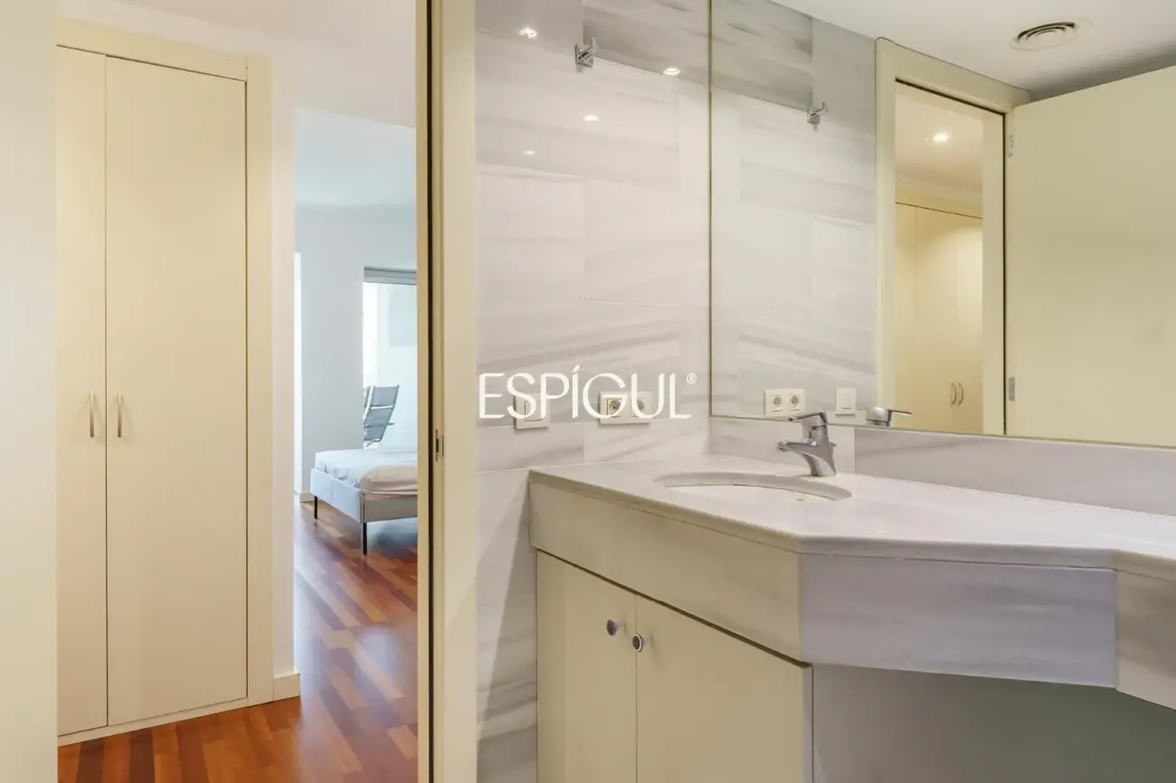 Vivienda con gran terraza y piscina comunitaria junto al mar