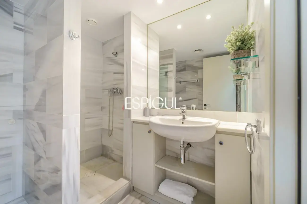 Vivienda con gran terraza y piscina comunitaria junto al mar