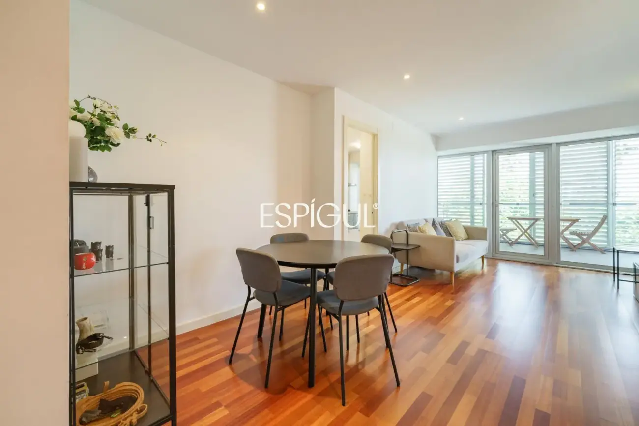 Vivienda con gran terraza y piscina comunitaria junto al mar
