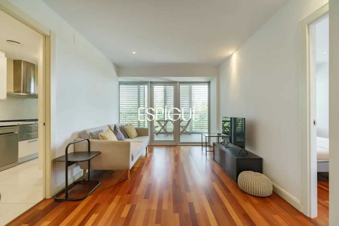 Vivienda con gran terraza y piscina comunitaria junto al mar