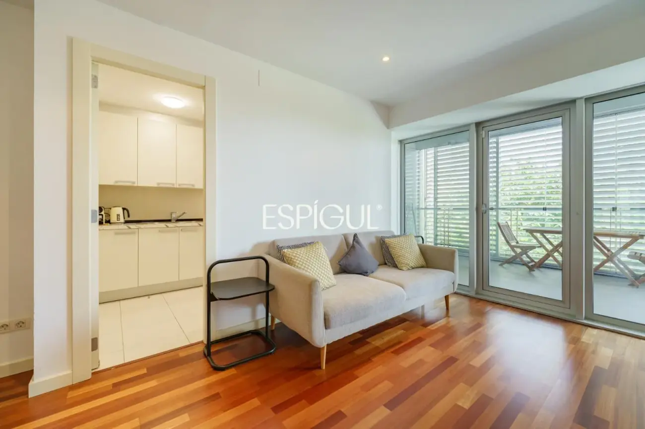 Vivienda con gran terraza y piscina comunitaria junto al mar