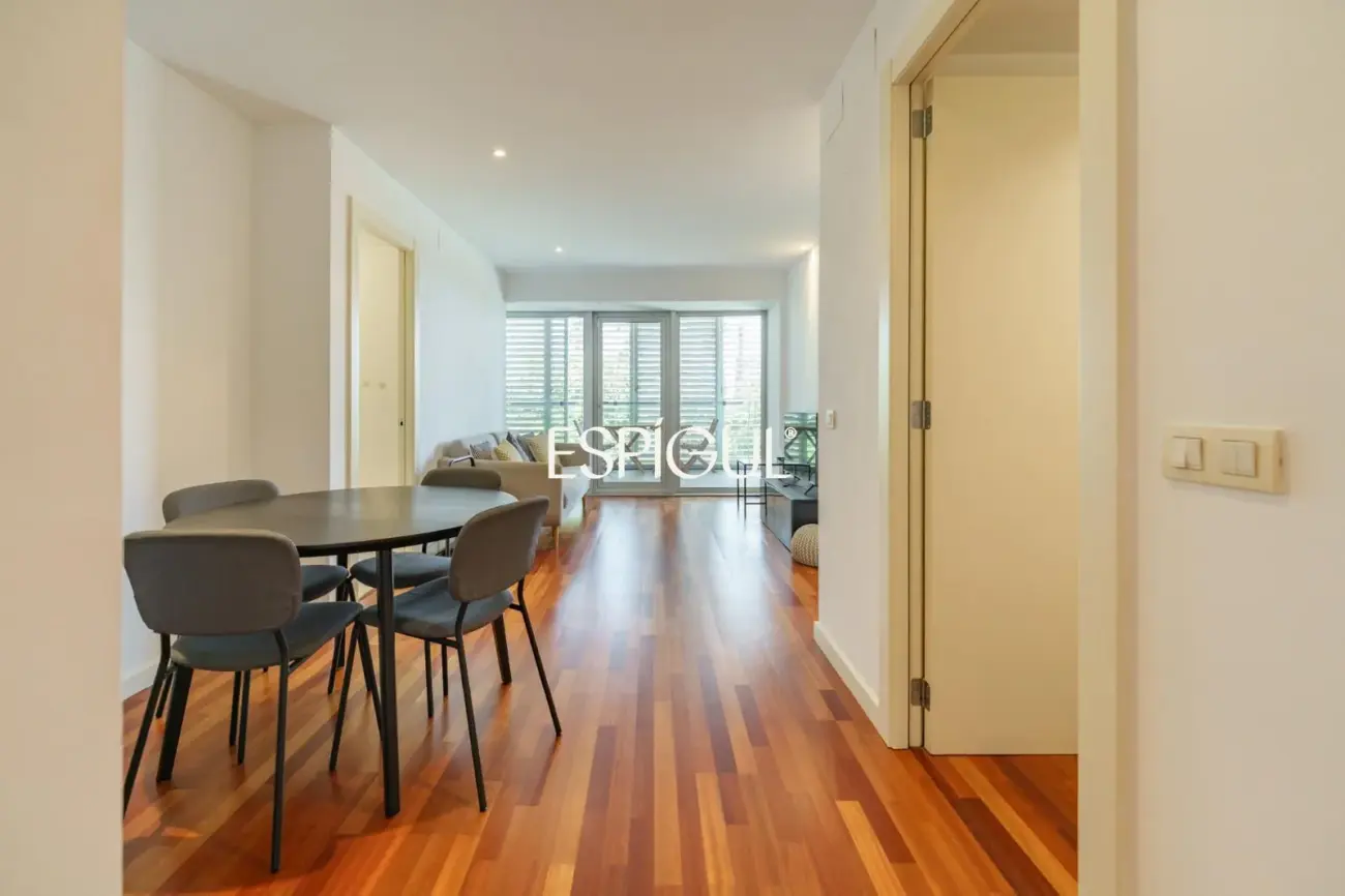 Vivienda con gran terraza y piscina comunitaria junto al mar