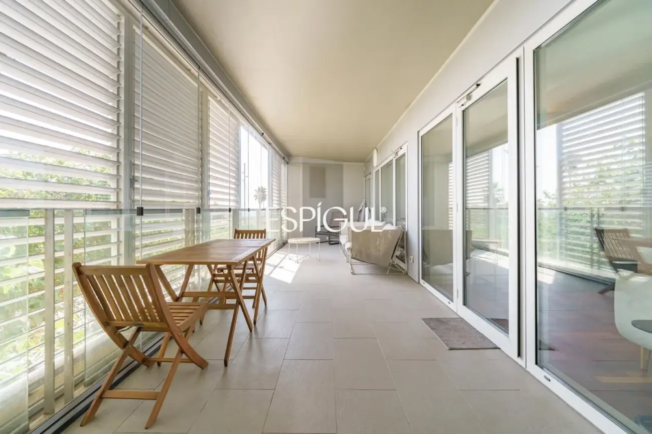 Vivienda con gran terraza y piscina comunitaria junto al mar