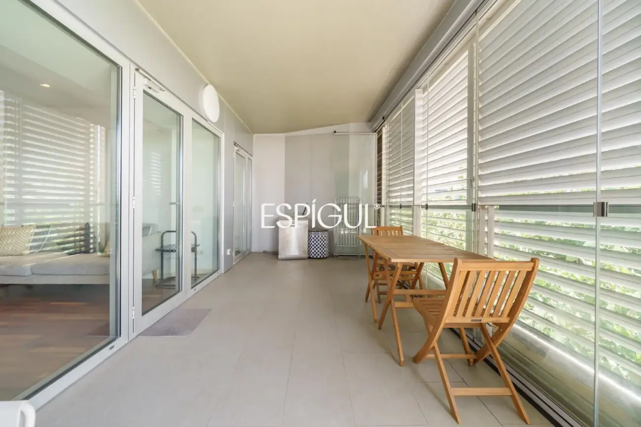 Vivienda con gran terraza y piscina comunitaria junto al mar