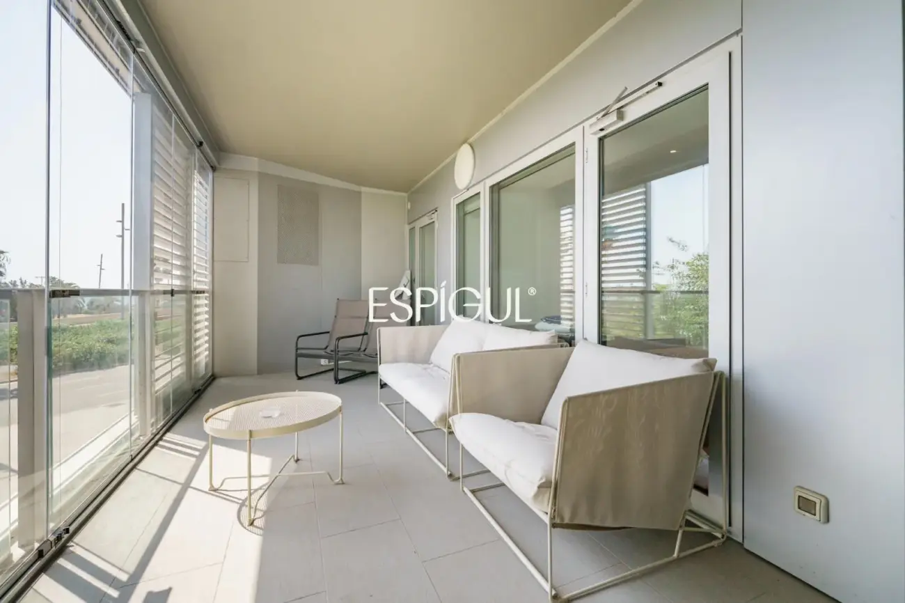 Vivienda con gran terraza y piscina comunitaria junto al mar