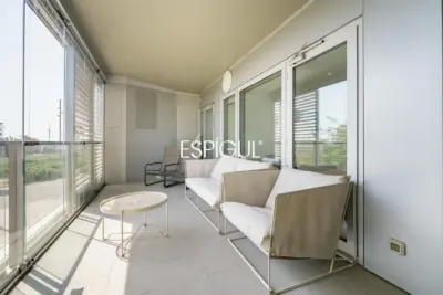 Vivienda con gran terraza y piscina comunitaria junto al mar