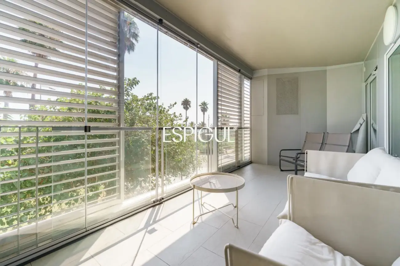 Vivienda con gran terraza y piscina comunitaria junto al mar