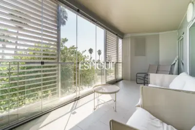Vivienda con gran terraza y piscina comunitaria junto al mar