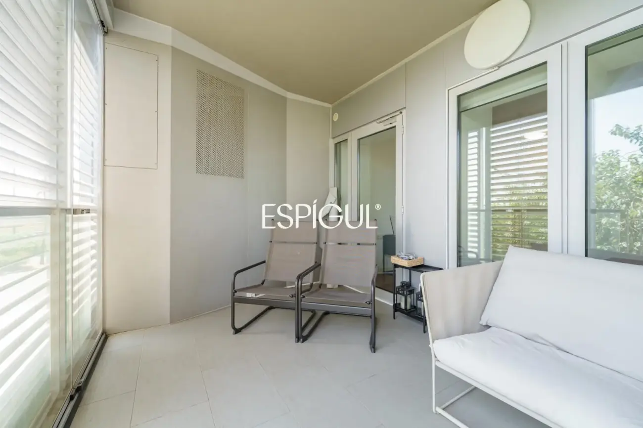 Vivienda con gran terraza y piscina comunitaria junto al mar
