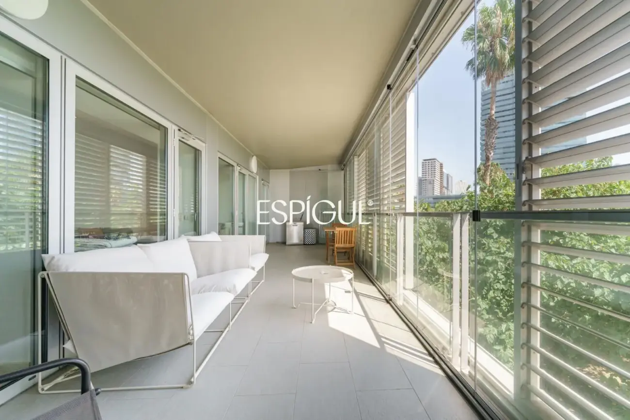 Vivienda con gran terraza y piscina comunitaria junto al mar
