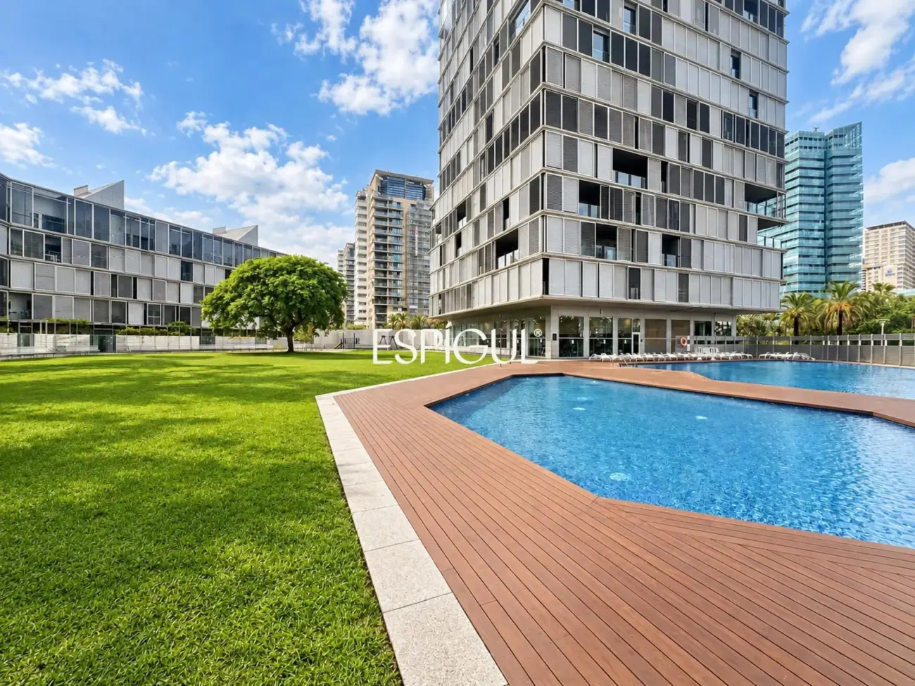 Vivienda con gran terraza y piscina comunitaria junto al mar