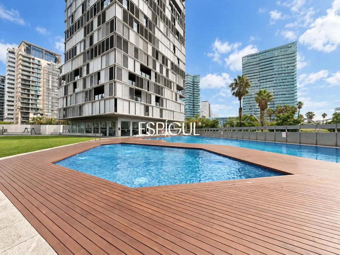 Vivienda con gran terraza y piscina comunitaria junto al mar