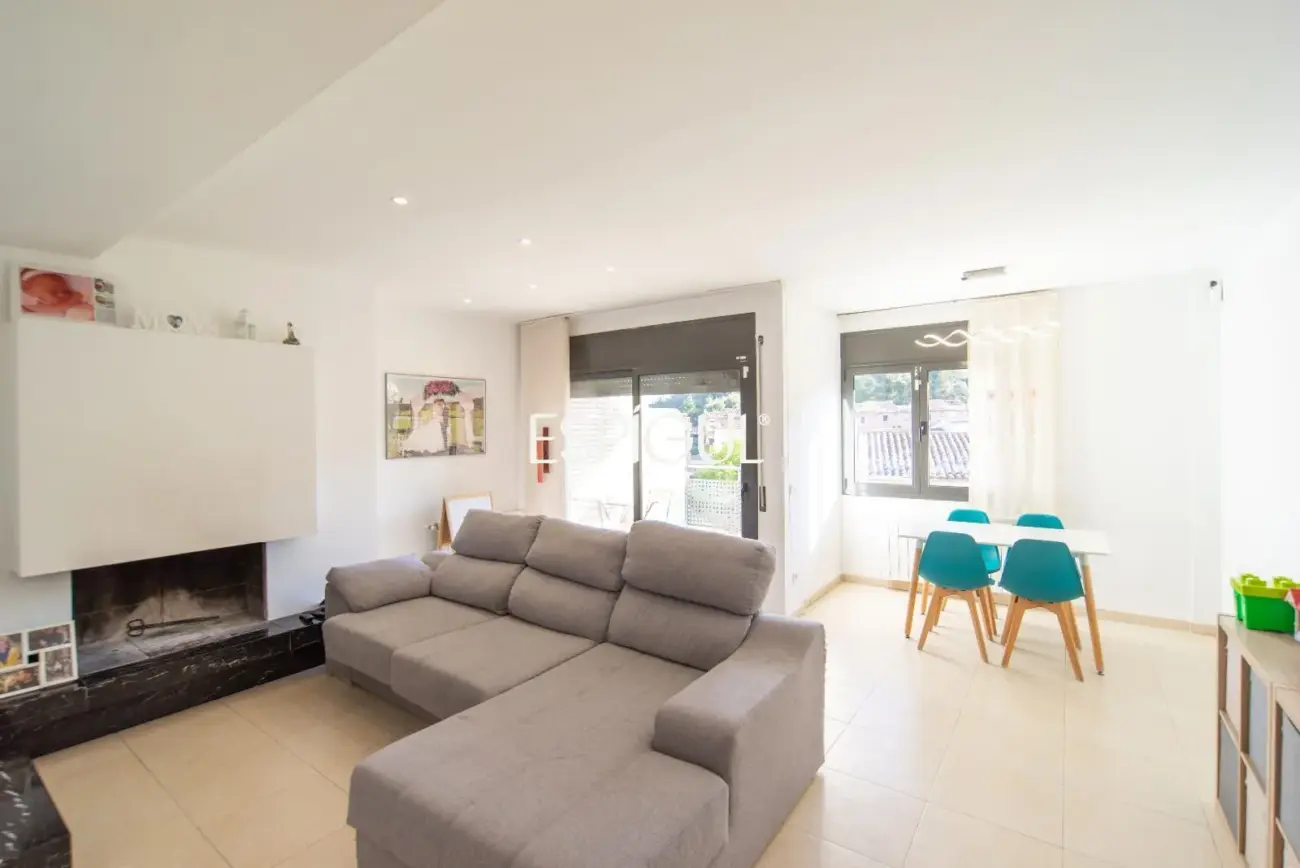 Casa en venta de tres plantas en Anglès