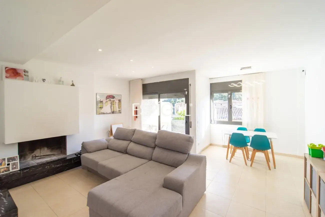Casa en venta de tres plantas en Anglès