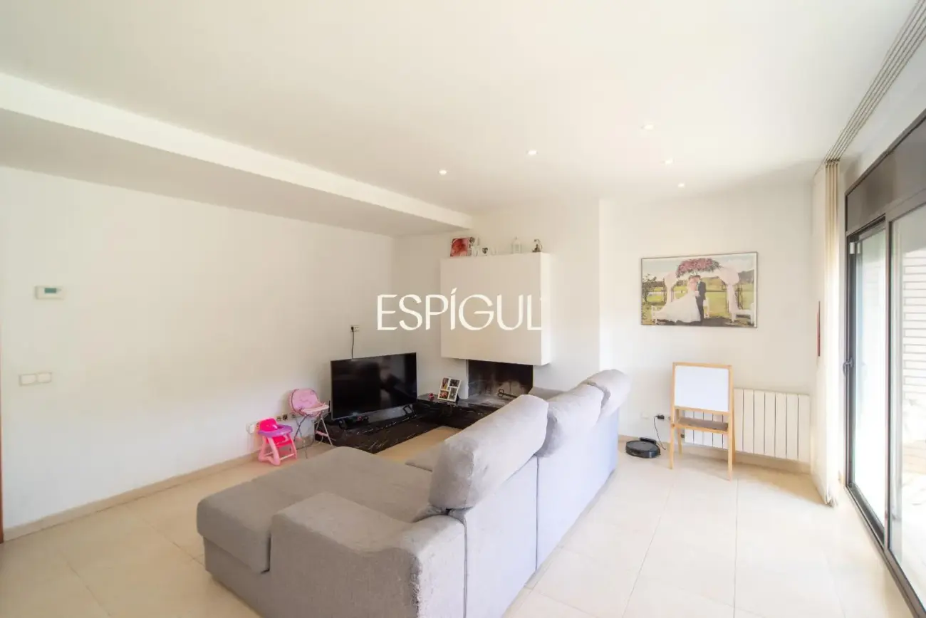 Casa en venta de tres plantas en Anglès
