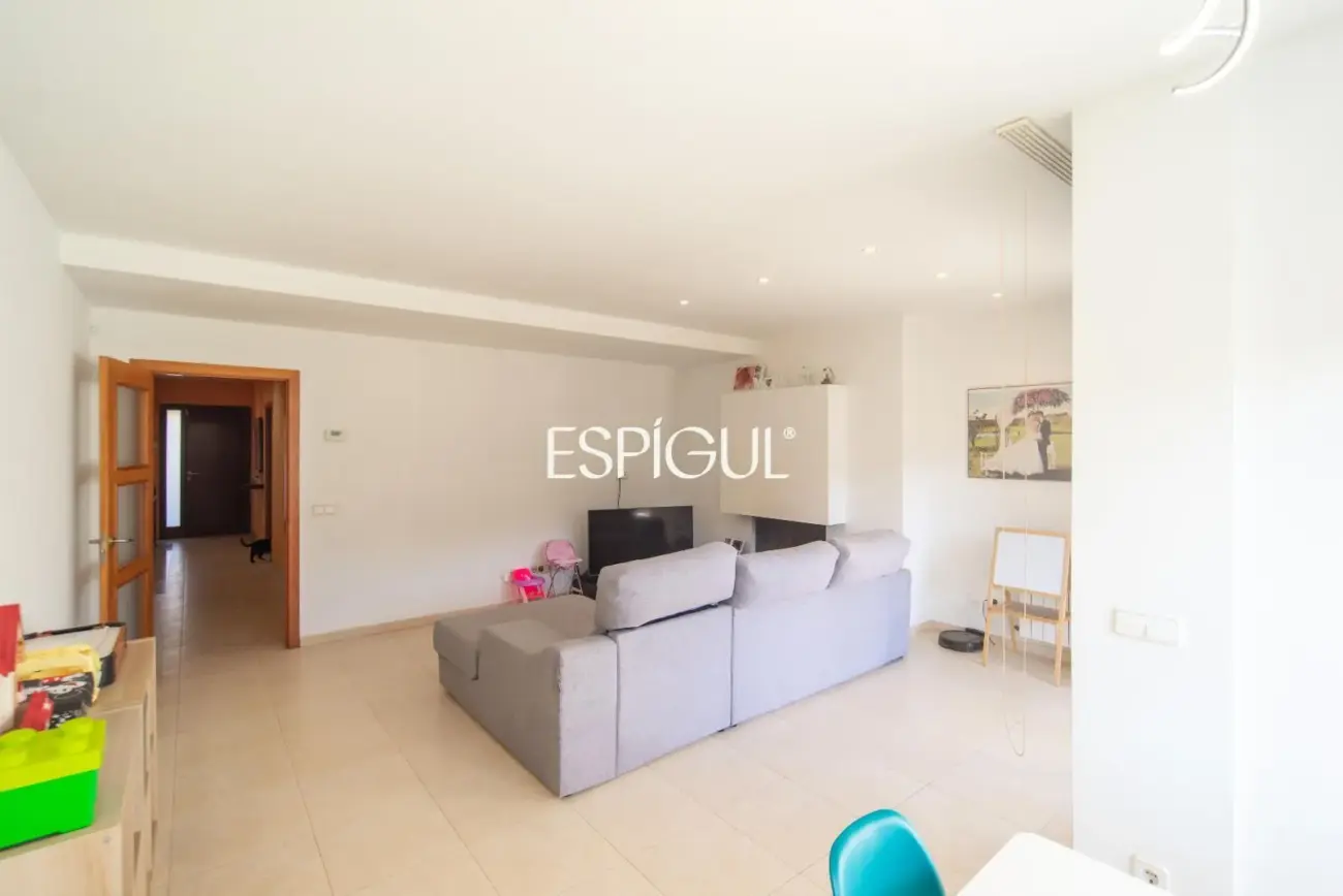 Casa en venta de tres plantas en Anglès