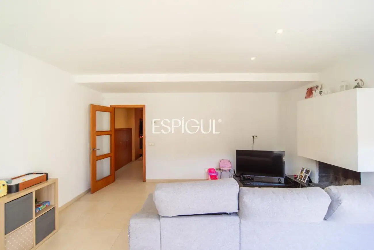 Casa en venta de tres plantas en Anglès