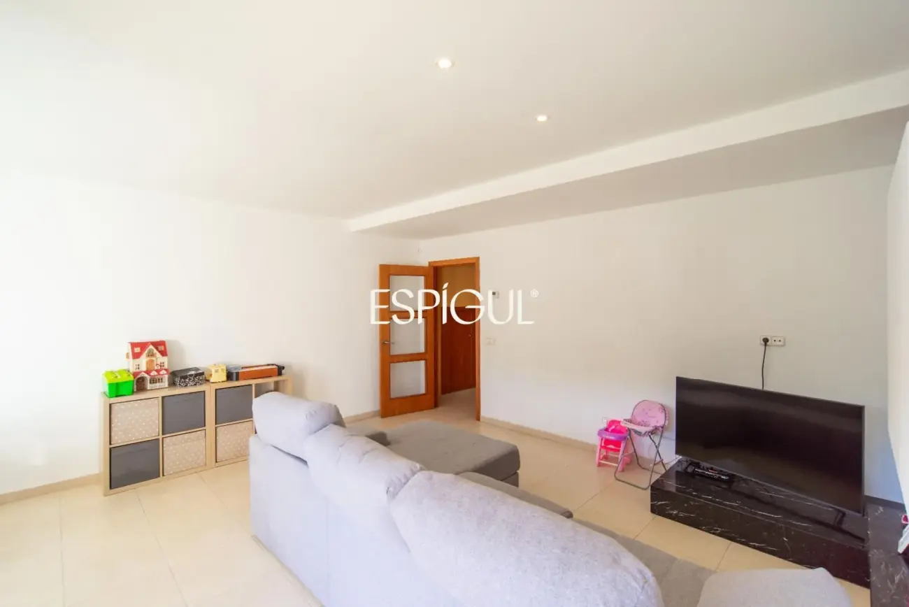 Casa en venta de tres plantas en Anglès