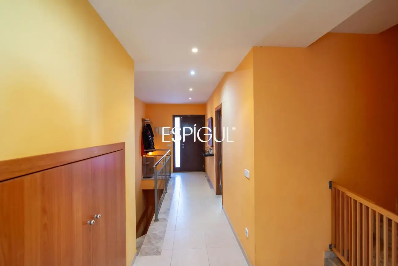 Casa en venta de tres plantas en Anglès