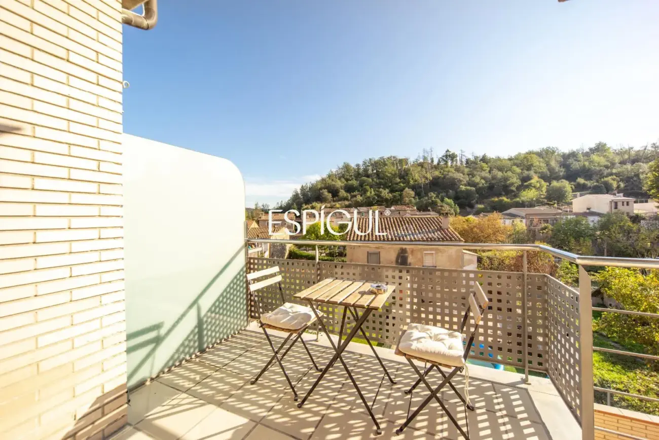Casa en venta de tres plantas en Anglès