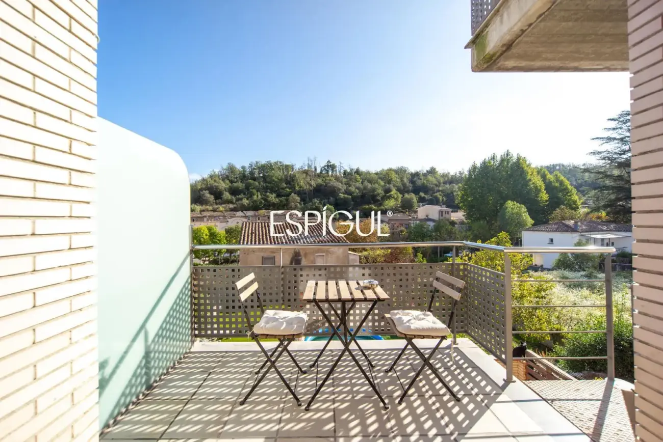 Casa en venta de tres plantas en Anglès