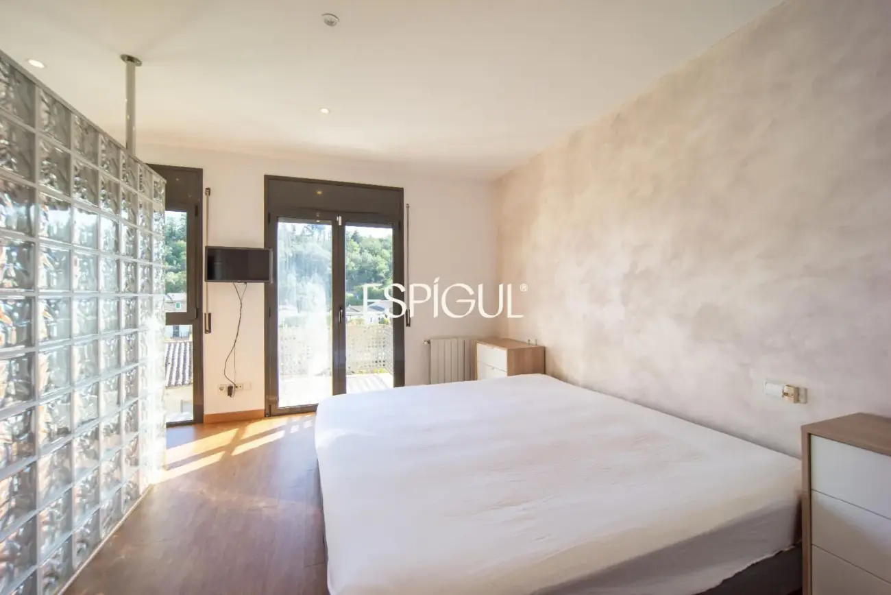 Casa en venta de tres plantas en Anglès