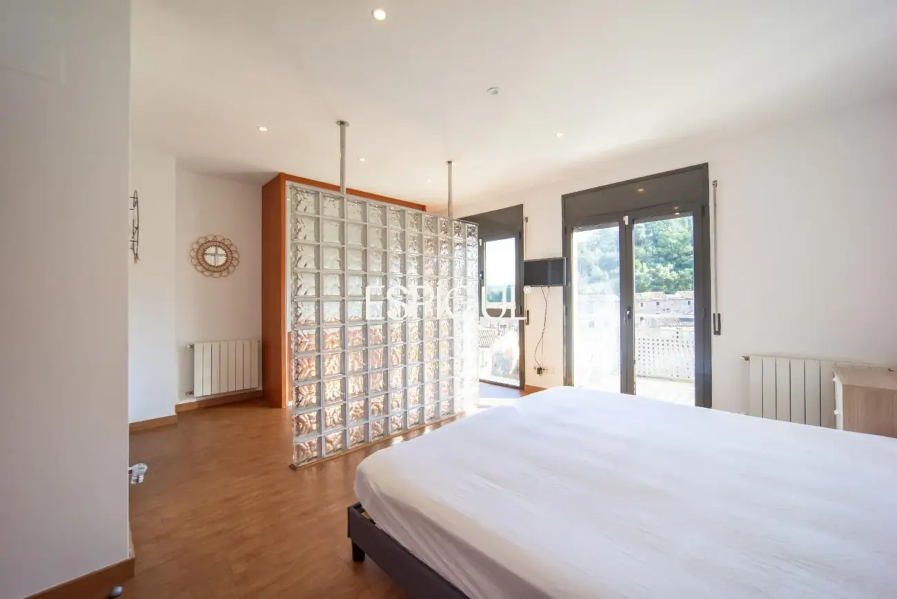 Casa en venta de tres plantas en Anglès