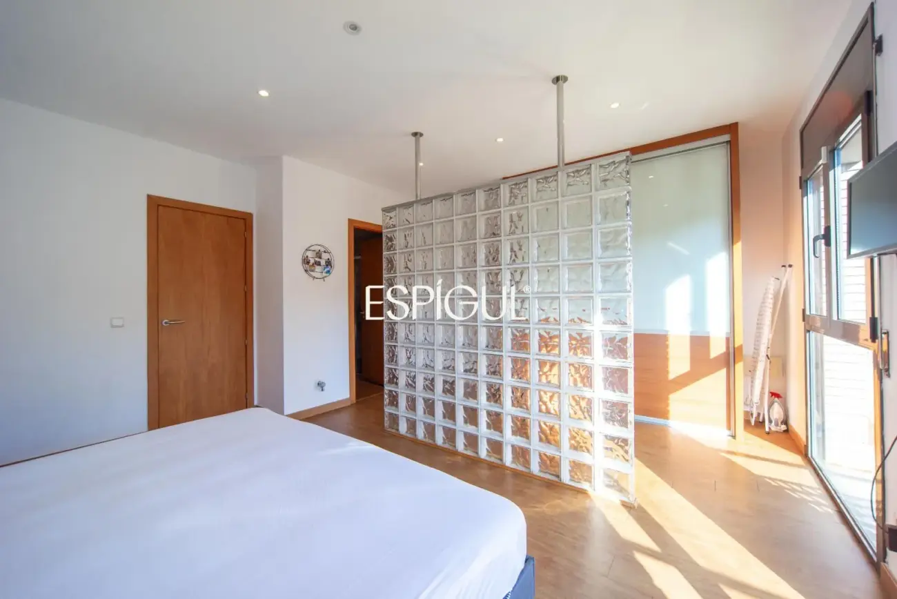 Casa en venta de tres plantas en Anglès