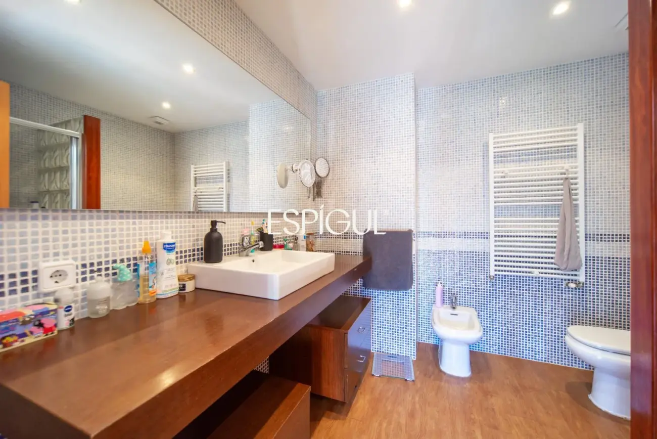Casa en venta de tres plantas en Anglès