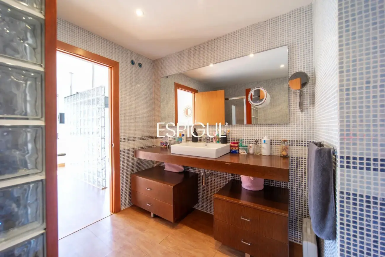 Casa en venta de tres plantas en Anglès
