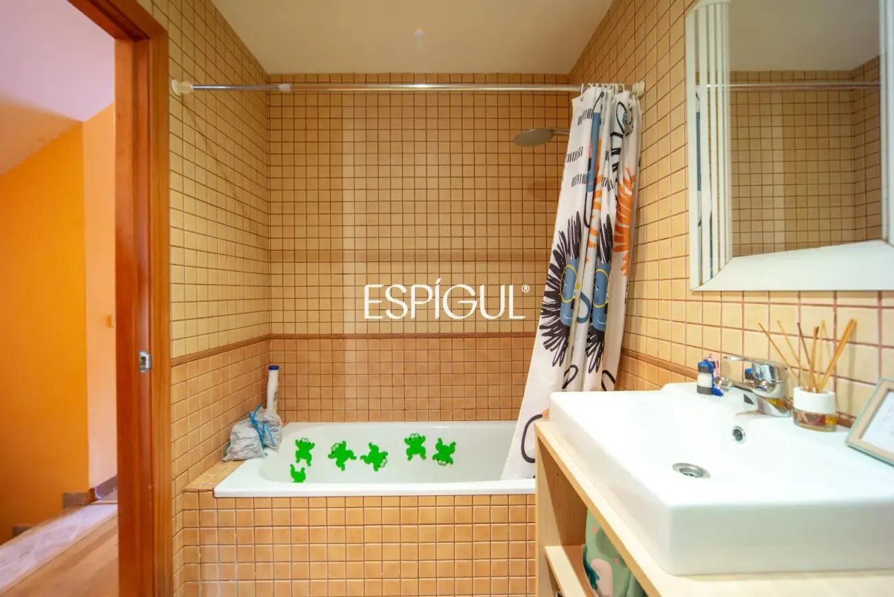 Casa en venta de tres plantas en Anglès