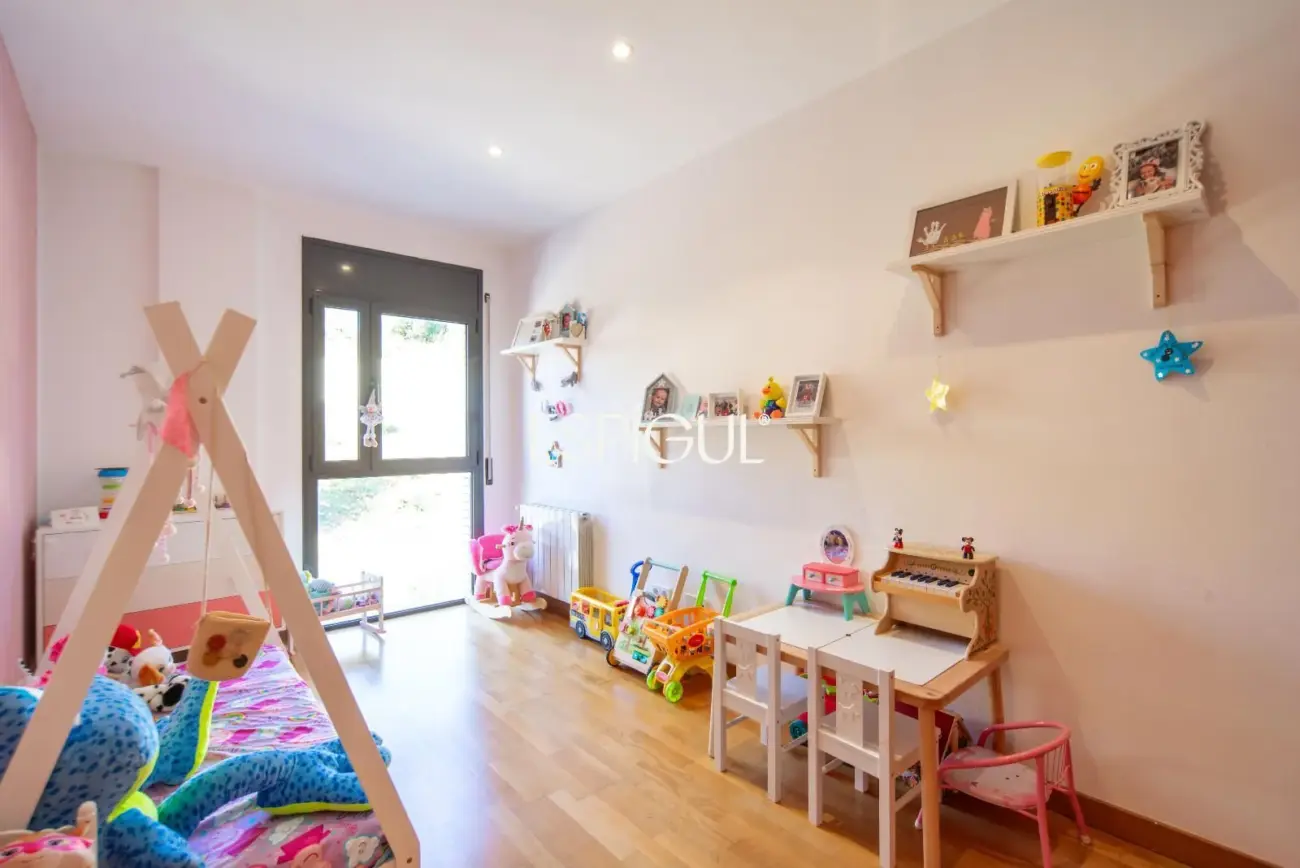 Casa en venta de tres plantas en Anglès