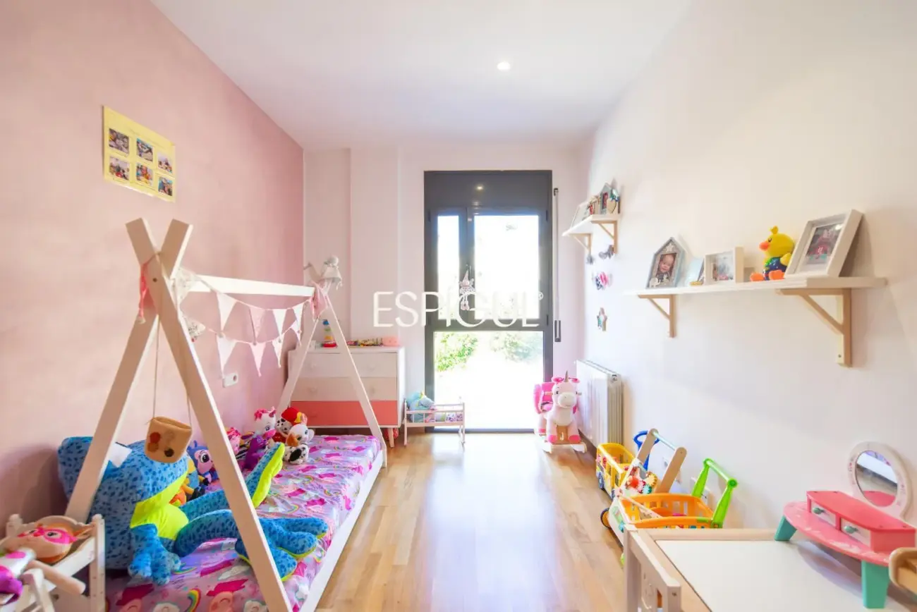 Casa en venta de tres plantas en Anglès