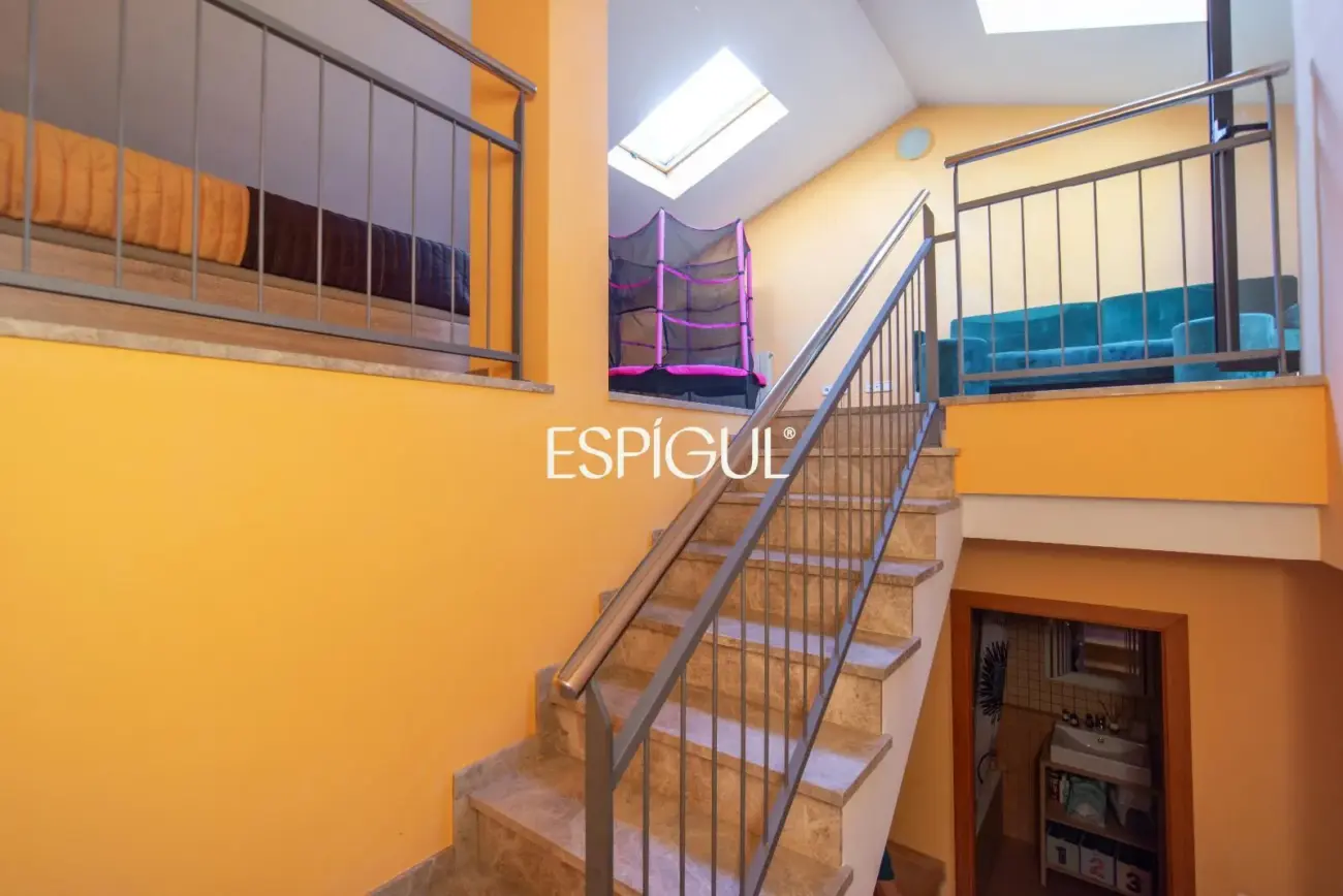 Casa en venta de tres plantas en Anglès