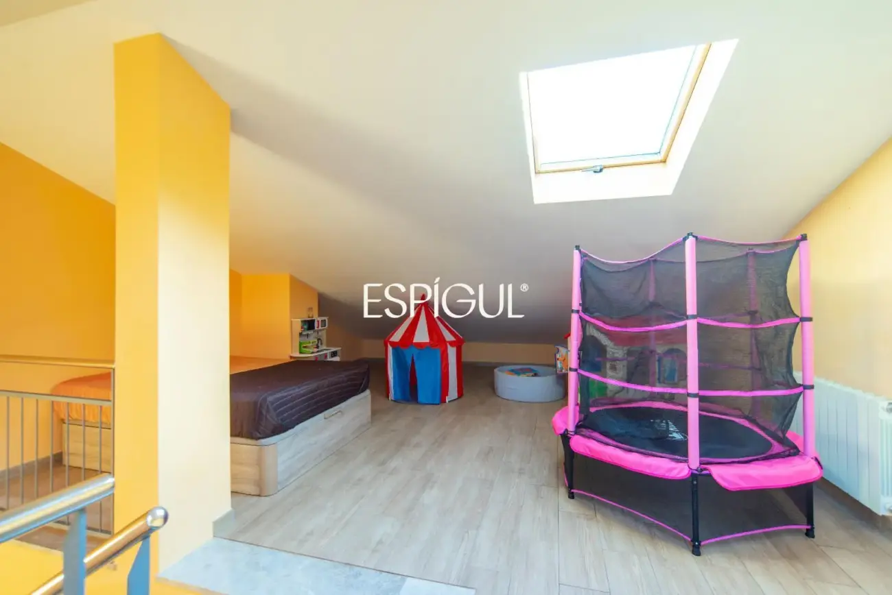 Casa en venta de tres plantas en Anglès