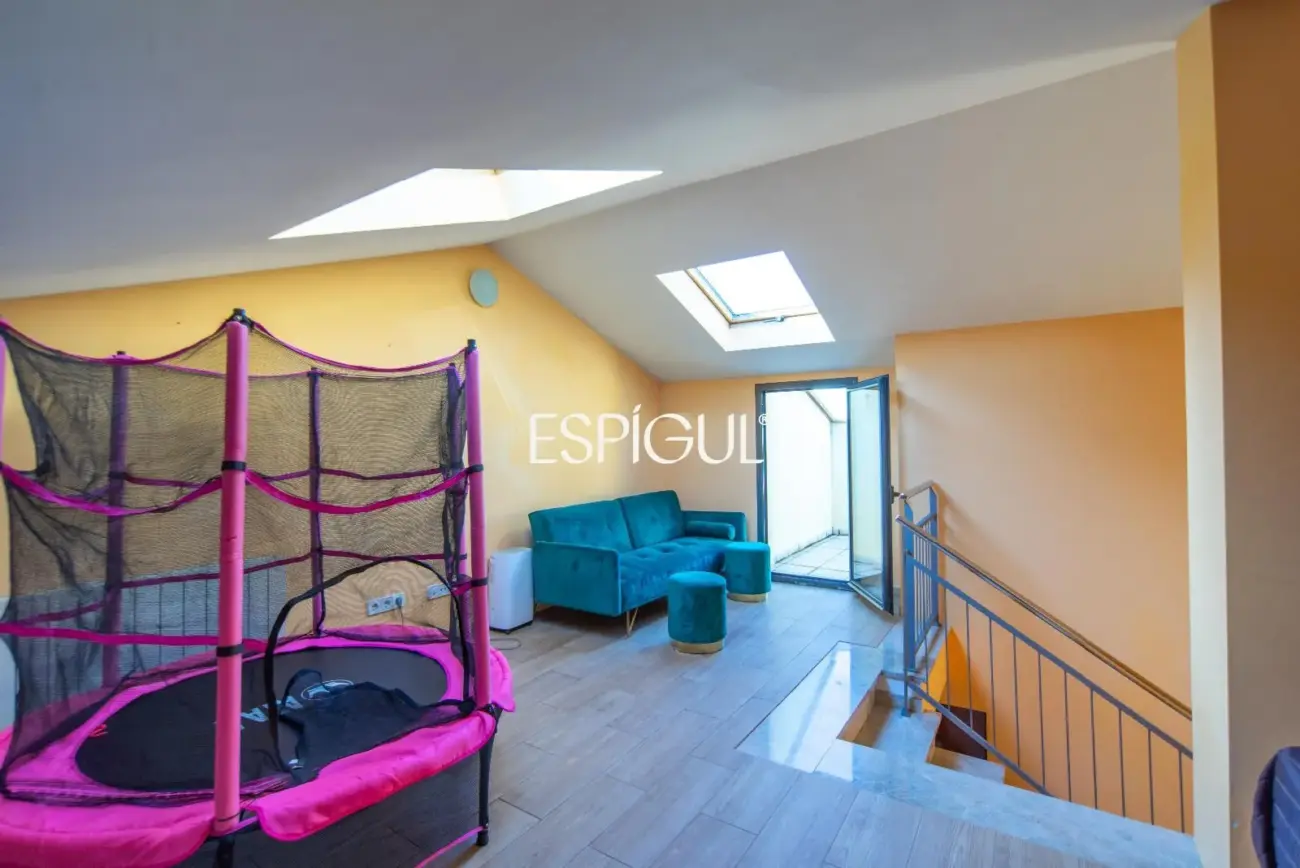 Casa en venta de tres plantas en Anglès