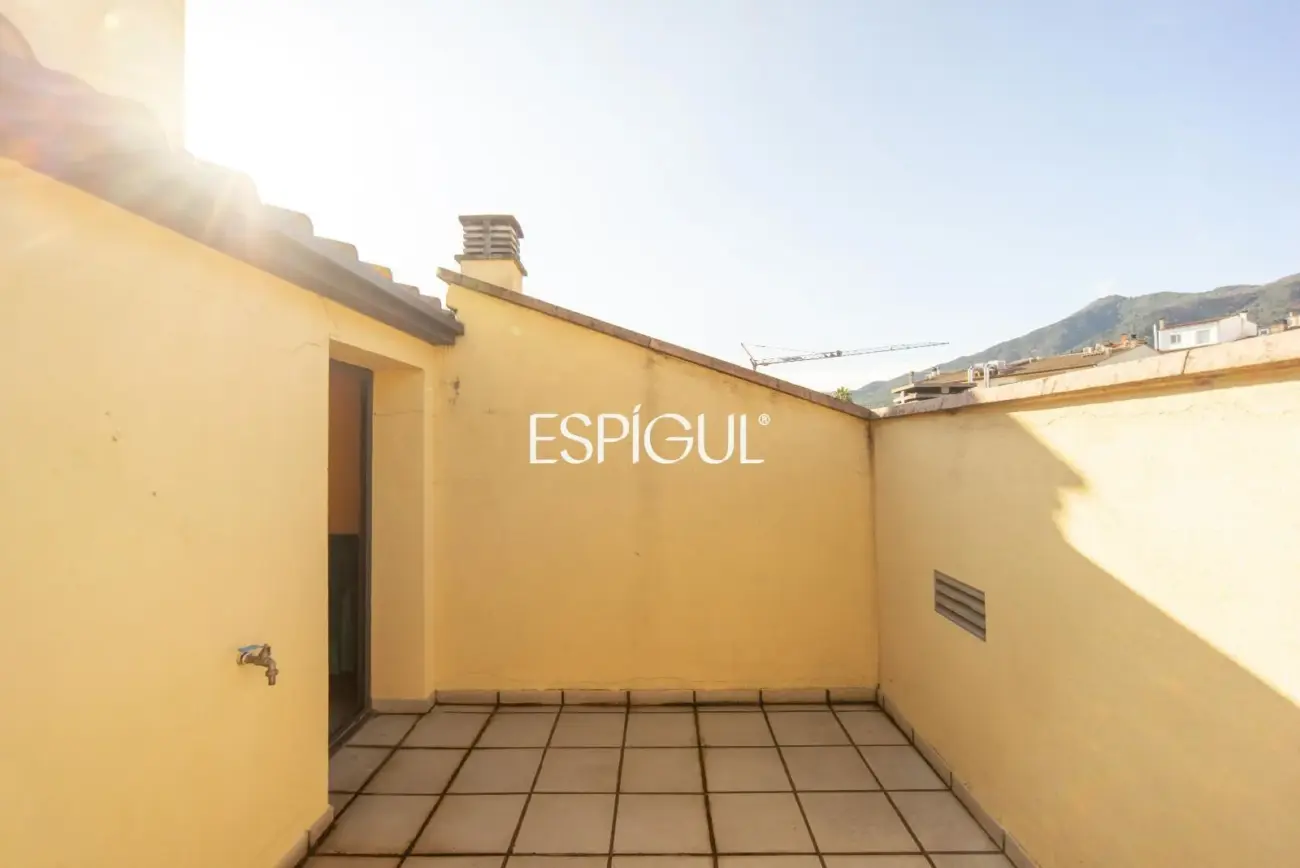 Casa en venta de tres plantas en Anglès