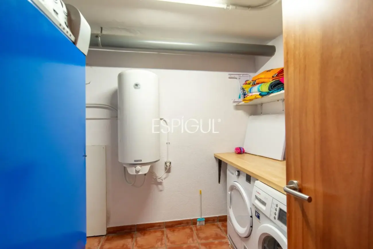 Casa en venta de tres plantas en Anglès