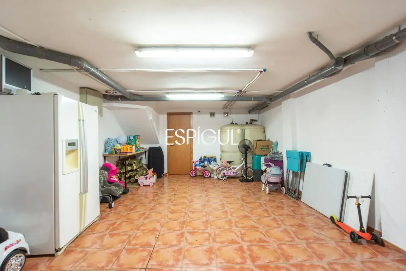 Casa en venta de tres plantas en Anglès