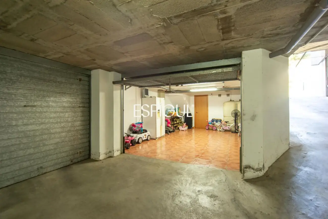 Casa en venta de tres plantas en Anglès
